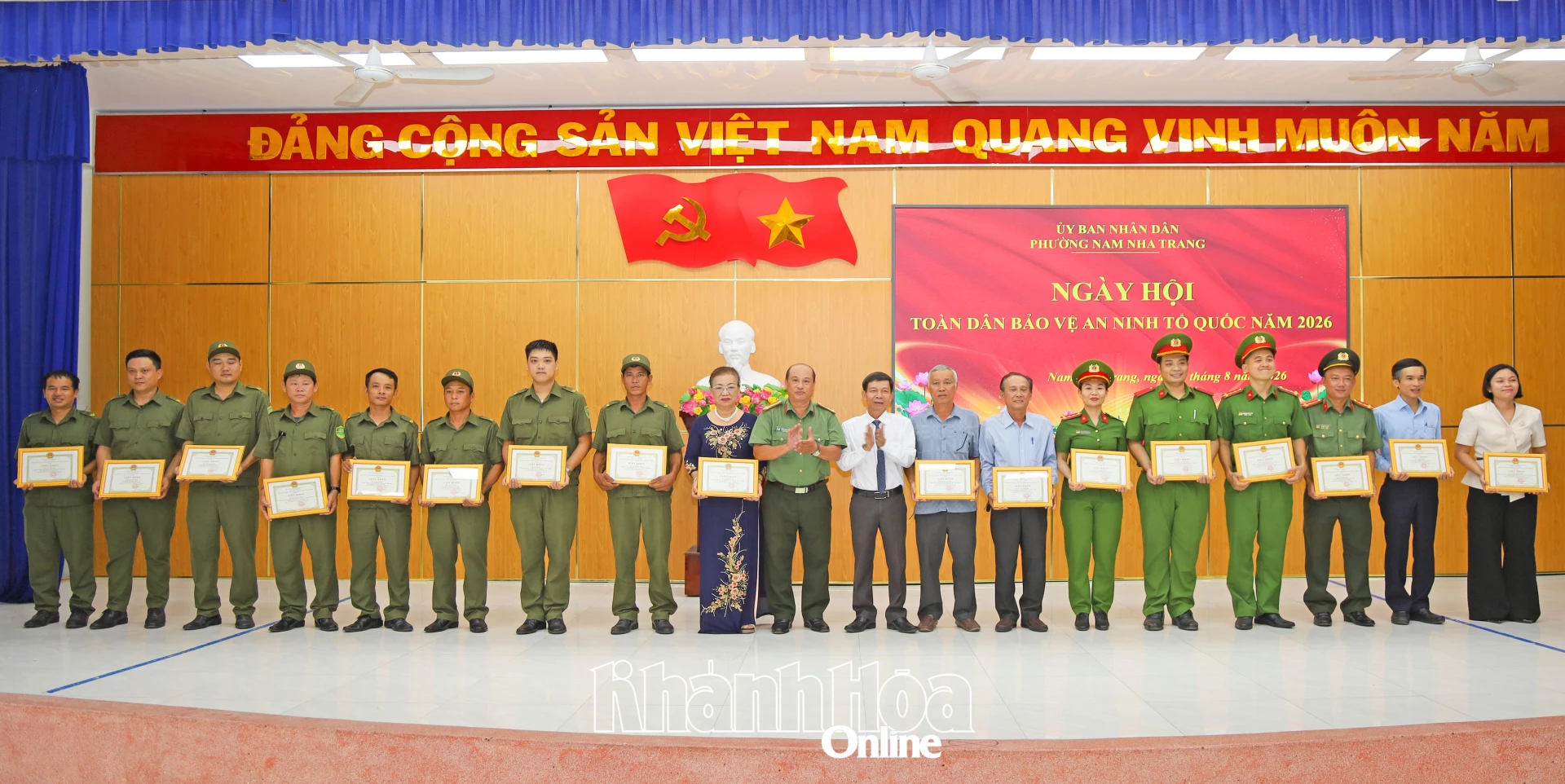 Các cá nhân được nhận giấy khen.