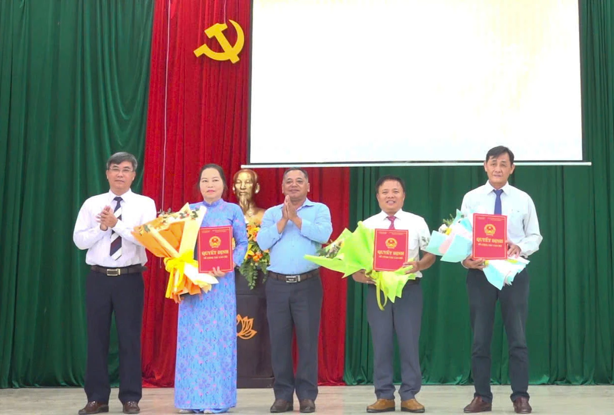 Lãnh đạo xã trao quyết định thành lập cho 3 trường. Ảnh: PHÙNG QUỲNH.