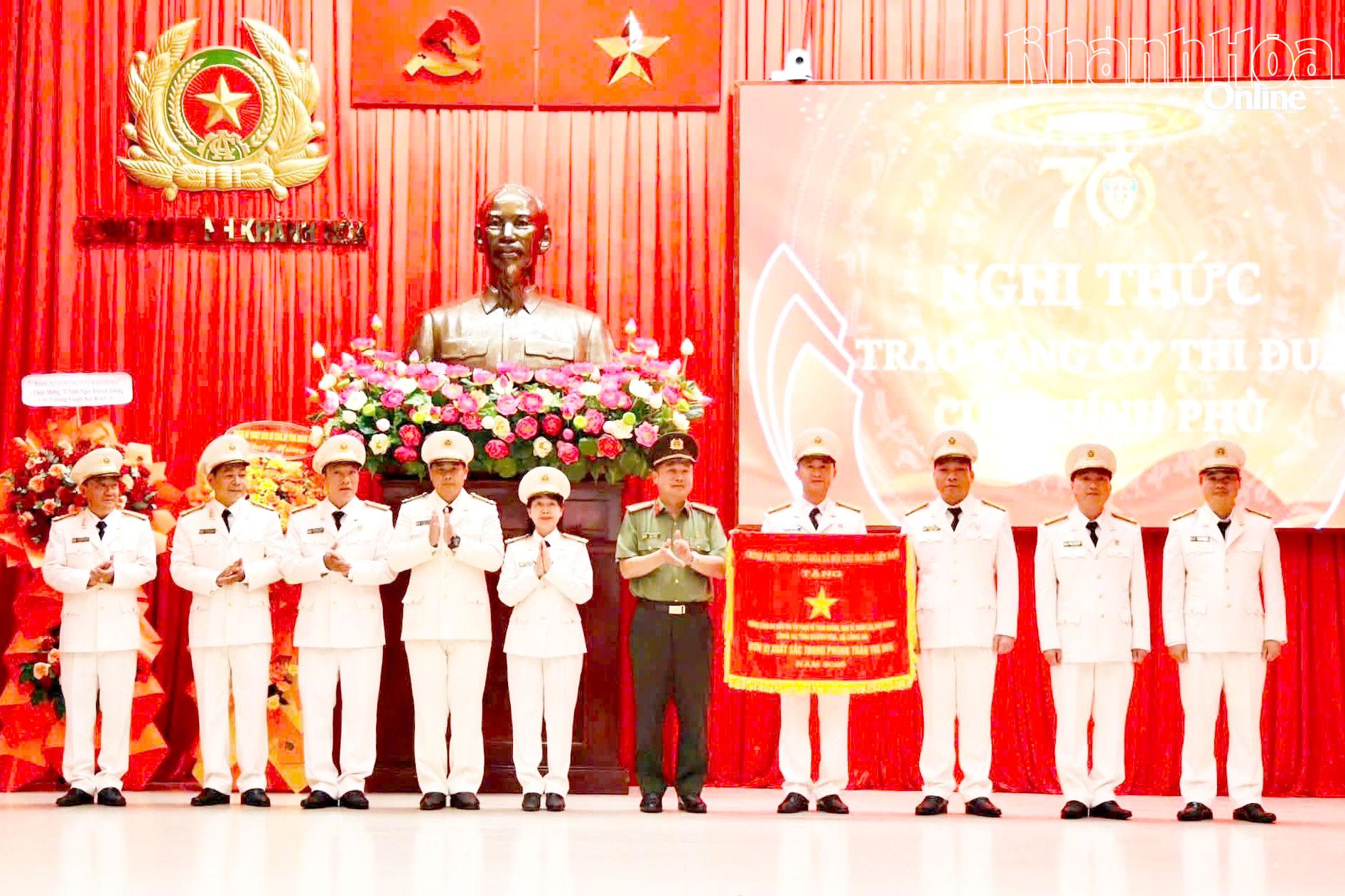 Tập thể Phòng Cảnh sát kinh tế nhận Cờ thi đua của Thủ tướng Chính phủ nhân kỷ niệm 80 năm Ngày truyền thống lực lượng Cảnh sát kinh tế (10-8-1946 - 10-8-2026).