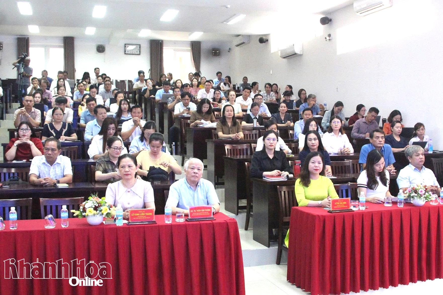 Các đại biểu tham dự lễ khai giảng.