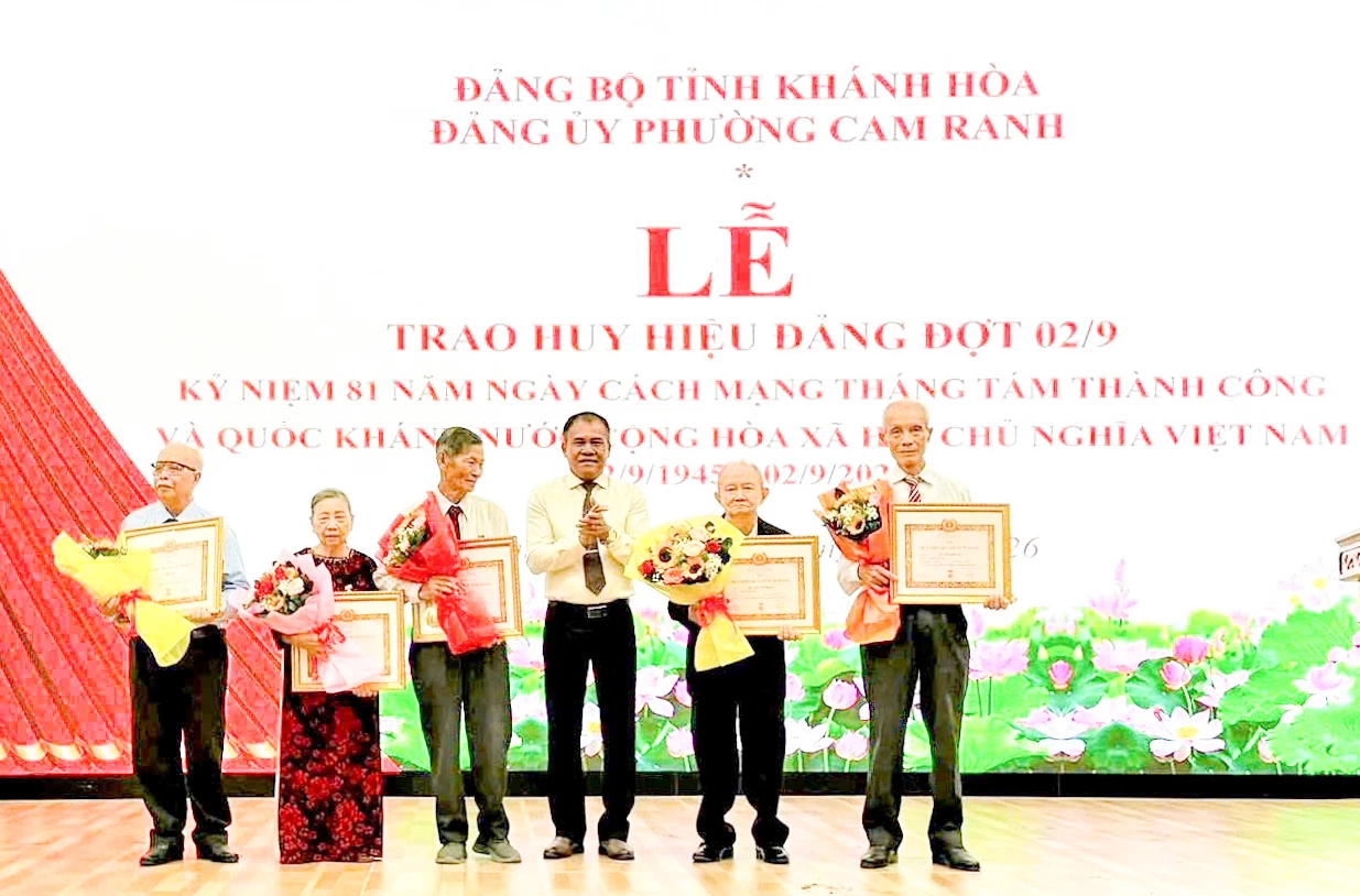  Lãnh đạo Đảng ủy phường Cam Ranh trao tặng Huy hiệu cho các đồng chí 60 năm tuổi Đảng.