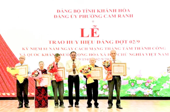 Đảng ủy phường Cam Ranh tổ chức trao Huy hiệu Đảng đợt 2-9 cho 86 đảng viên