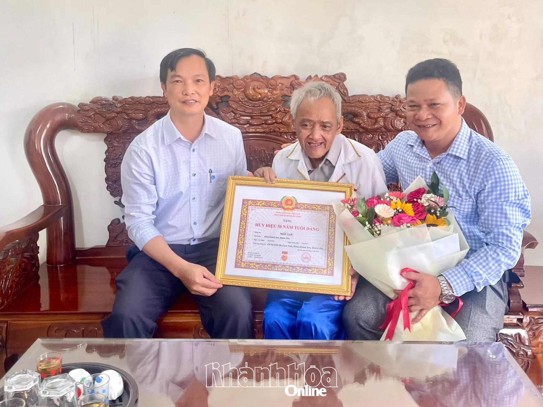 Đại diện lãnh đạo Ban Xây dựng Đảng trao tặng Huy hiệu 50 năm tuổi Đảng cho đảng viên Mấu Lợi thuộc Chi bộ thôn Ba Cụm Nam.