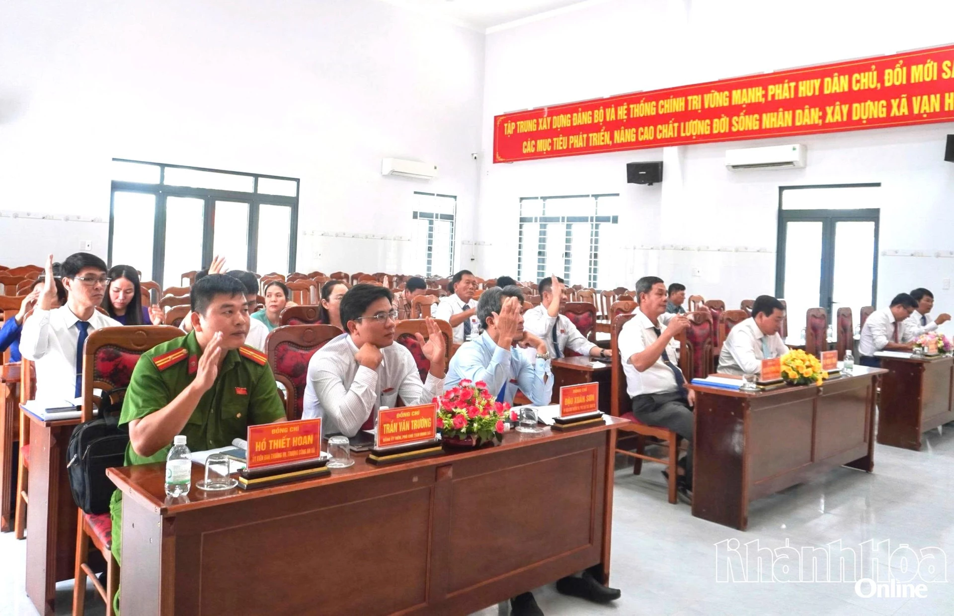 Các đại biểu biểu quyết thông qua các nội dung tại kỳ họp.