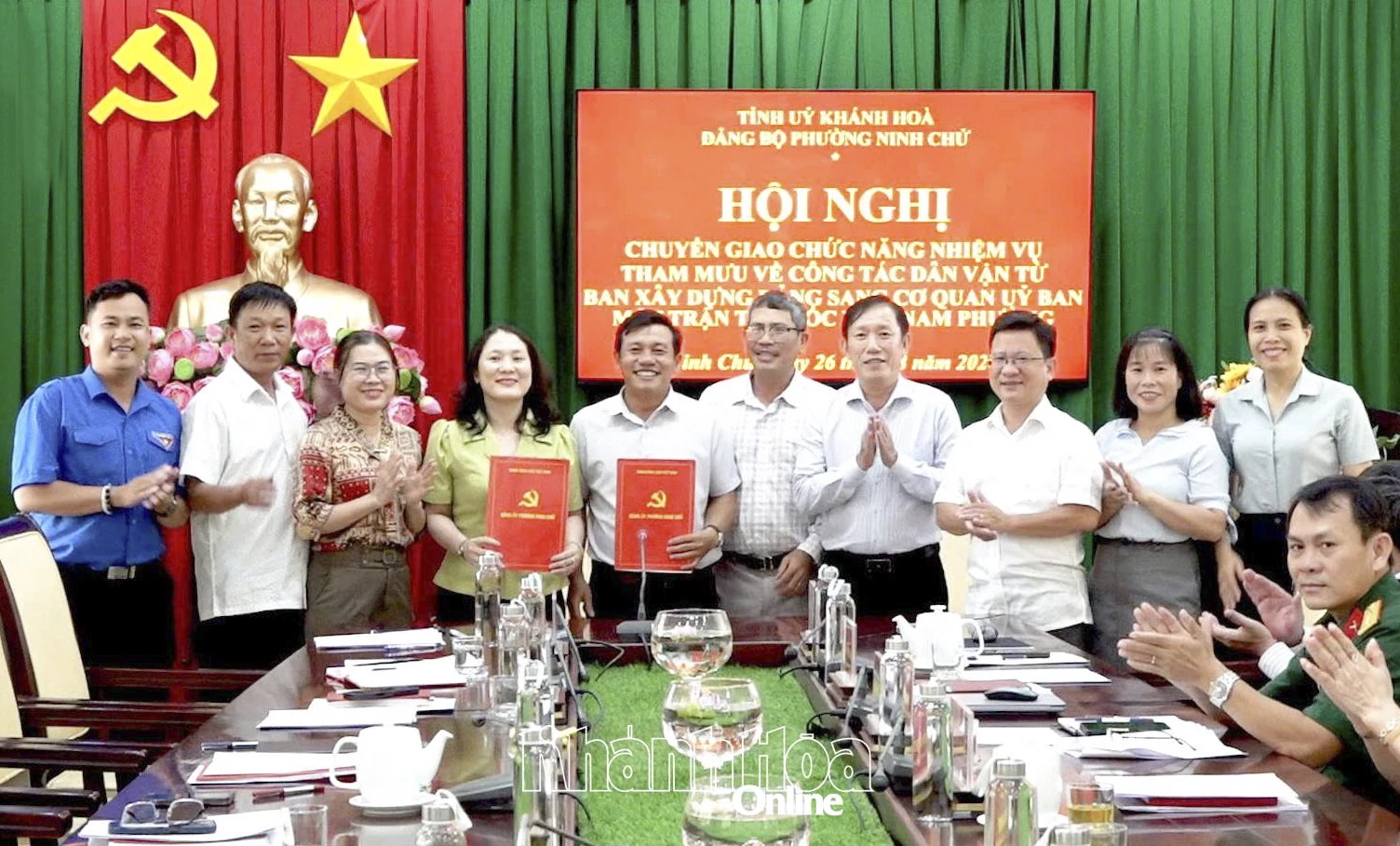 Thường trực Đảng ủy phường Ninh Chử và các đại biểu chúc mừng lãnh đạo Ban Xây dựng Đảng và Ủy ban MTTQ Việt Nam phường.
