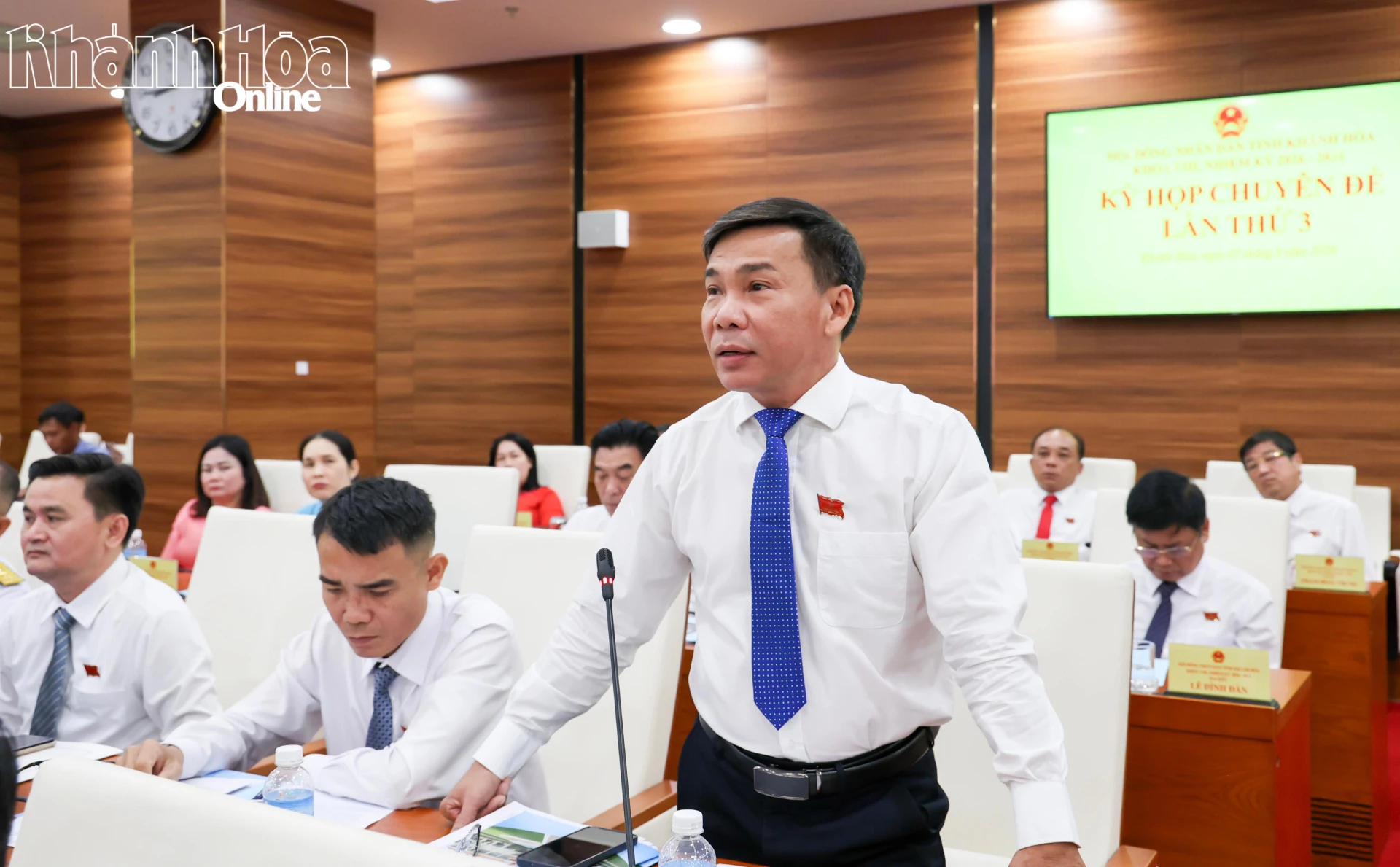 Đại biểu HĐND tỉnh thảo luận nội dung được trình tại kỳ họp.