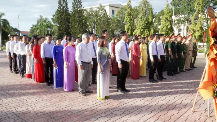 Phường Cam Ranh tổ chức dâng hương, dâng hoa tại Tượng đài Bác Hồ