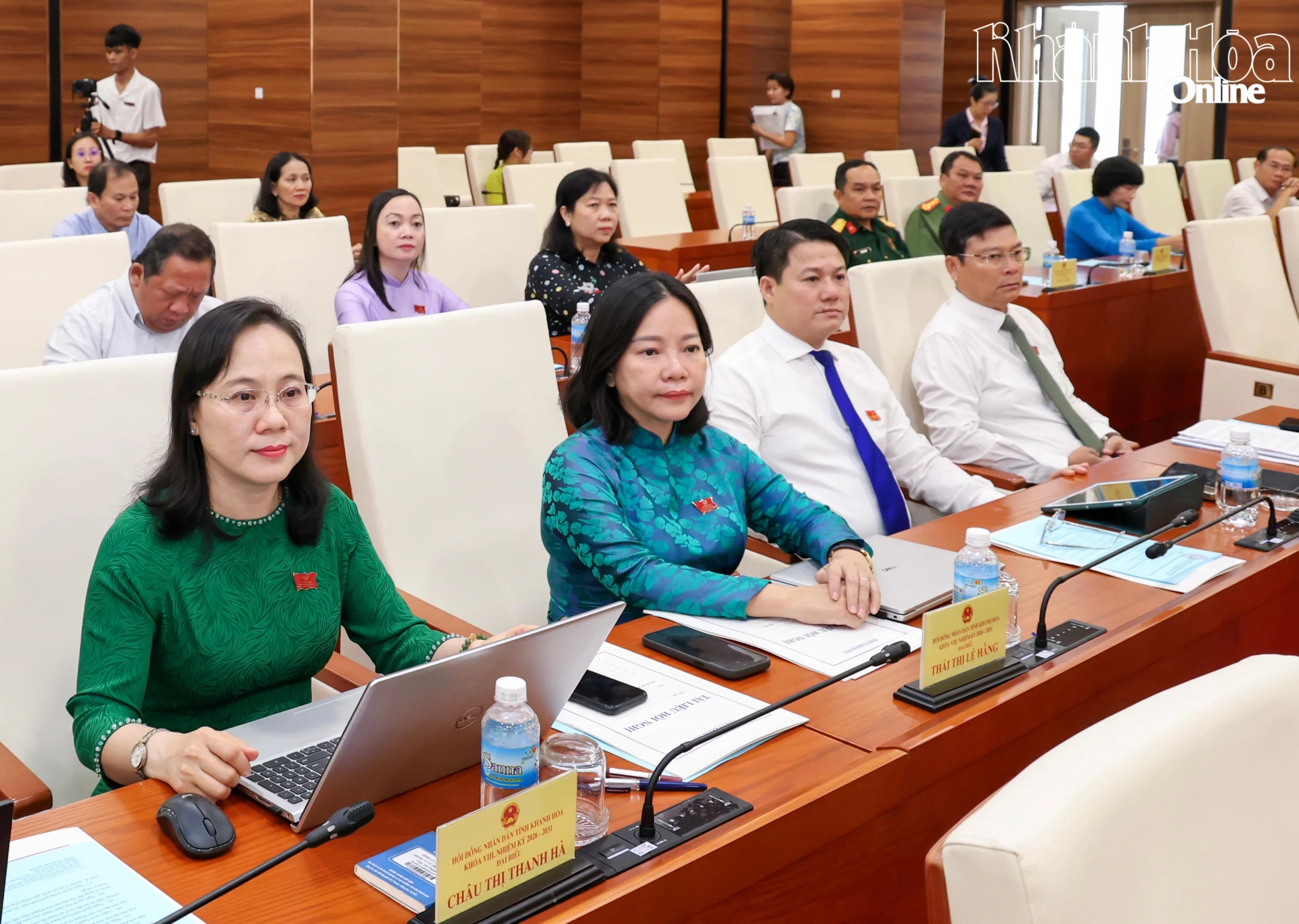 Các đại biểu HĐND tỉnh tham dự kỳ họp.
