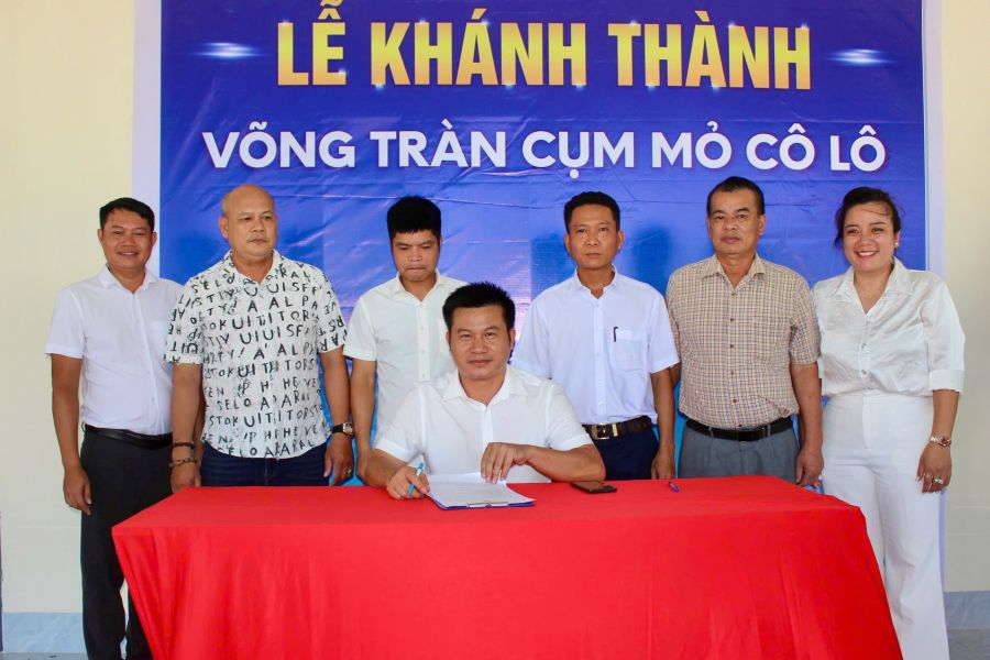 Đại diện các doanh nghiệp hoạt động tại Cụm mỏ đá Cô Lô ký kết quy chế phối hợp.