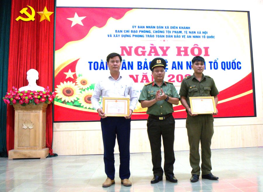 Đại diện Công an tỉnh Khánh Hòa trao giấy khen cho tập thể và cá nhân có thành tích xuất sắc.