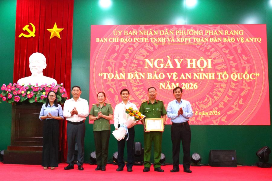Đại diện Công an tỉnh trao giấy khen cho phường Phan Rang.giấy khen của Giám đốc Công an tỉnh cho Nhân dân và cán bộ