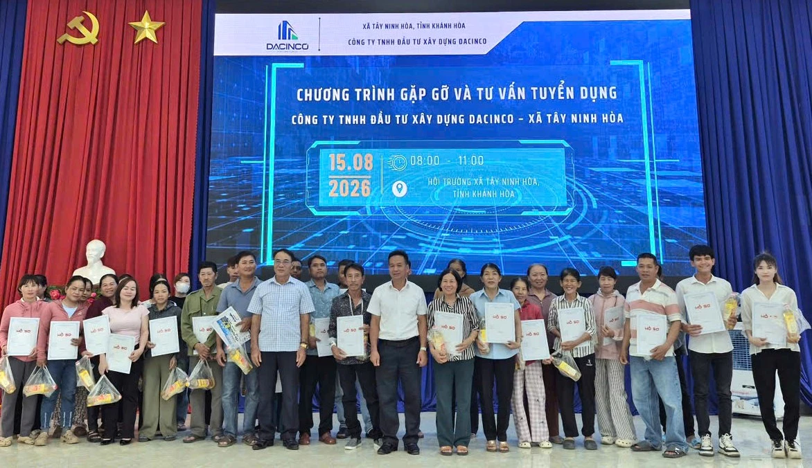 Đại diện công ty trao hồ sơ xin việc và tặng quà cho người lao động có mặt tại chương trình.