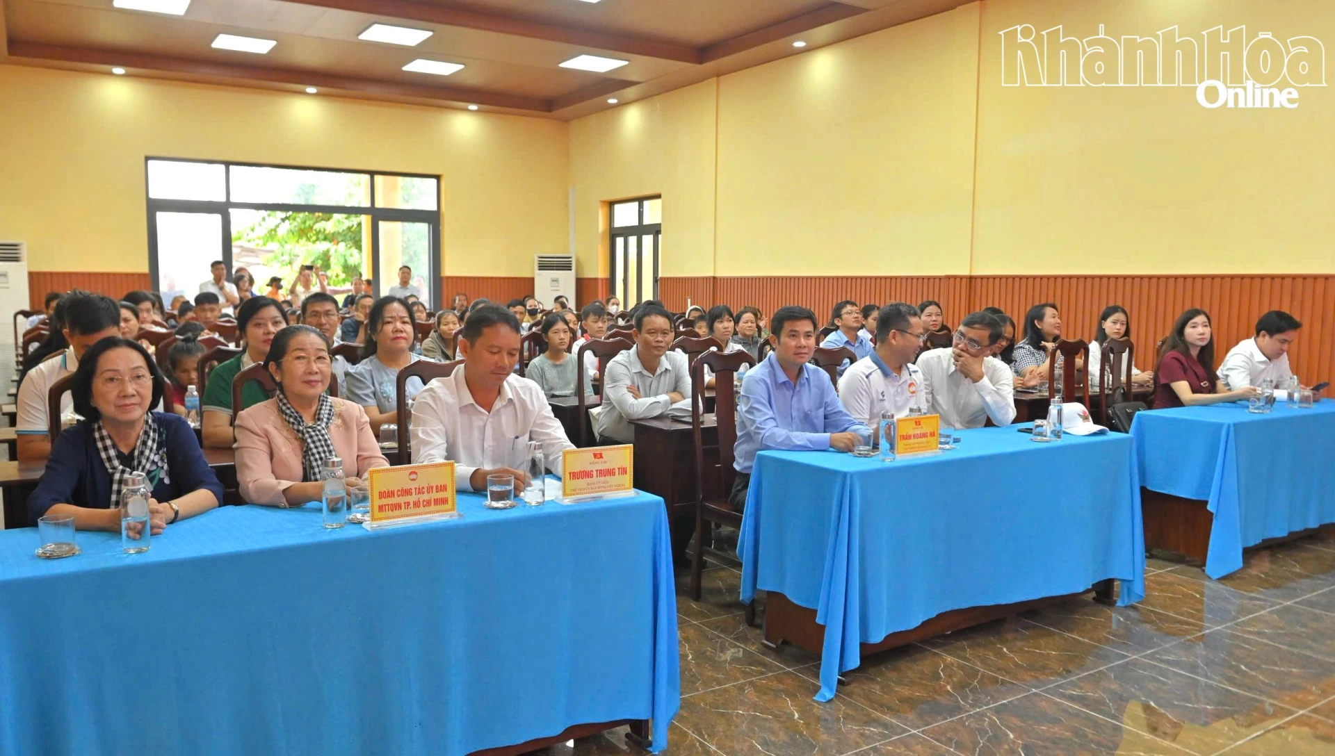 Đại diện đoàn công tác và các đơn vị, phụ huynh, học sinh tham dự chương trình.