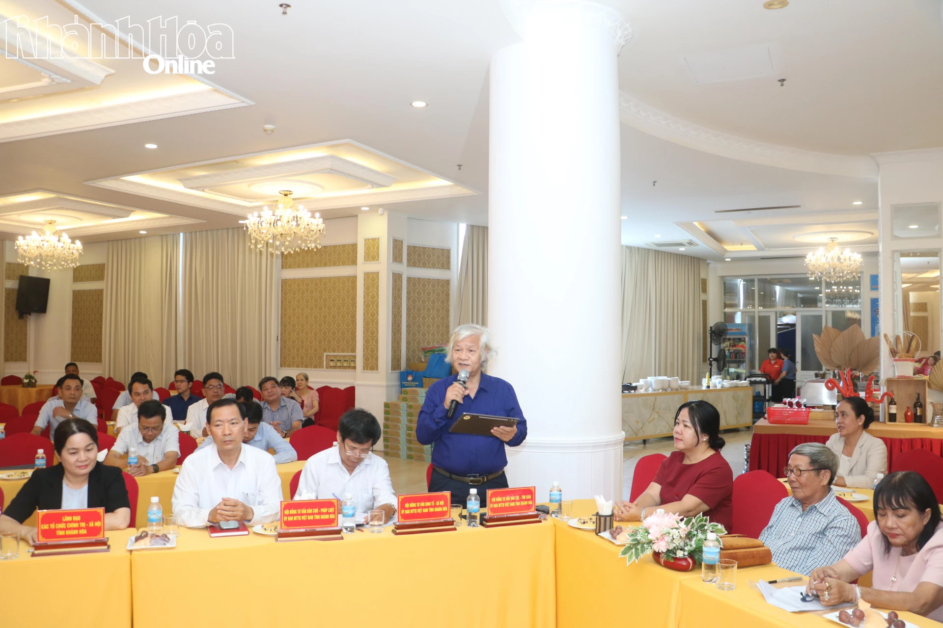 Đại diện Hội đồng tư vấn Dân tộc -Tôn giáo Ủy ban MTTQ tỉnh Khánh Hòa phát biểu ý kiến tại hội nghị.