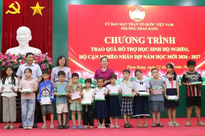 Mặt trận phường Phan Rang trao 120 suất quà cho học sinh có hoàn cảnh khó khăn