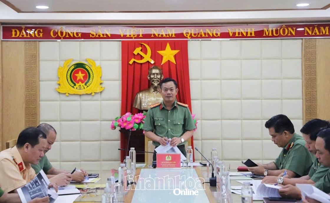 Đại tá Phạm Anh Tuấn chỉ đạo các đơn vị nghiệp vụ, Công an các phường khu vực Nha Trang triển khai kế hoạch đảm bảo tuyệt đối an ninh, trật tự cho giải chạy.