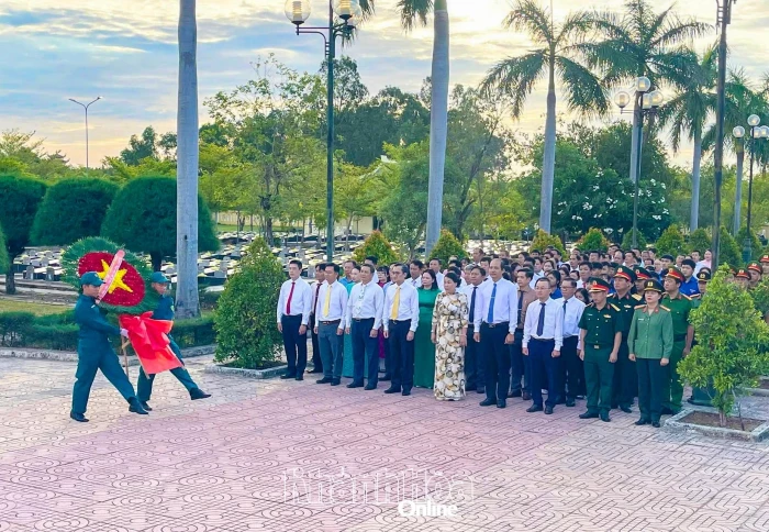 Dâng hương viếng Nghĩa trang liệt sĩ Ninh Hòa - Vạn Ninh