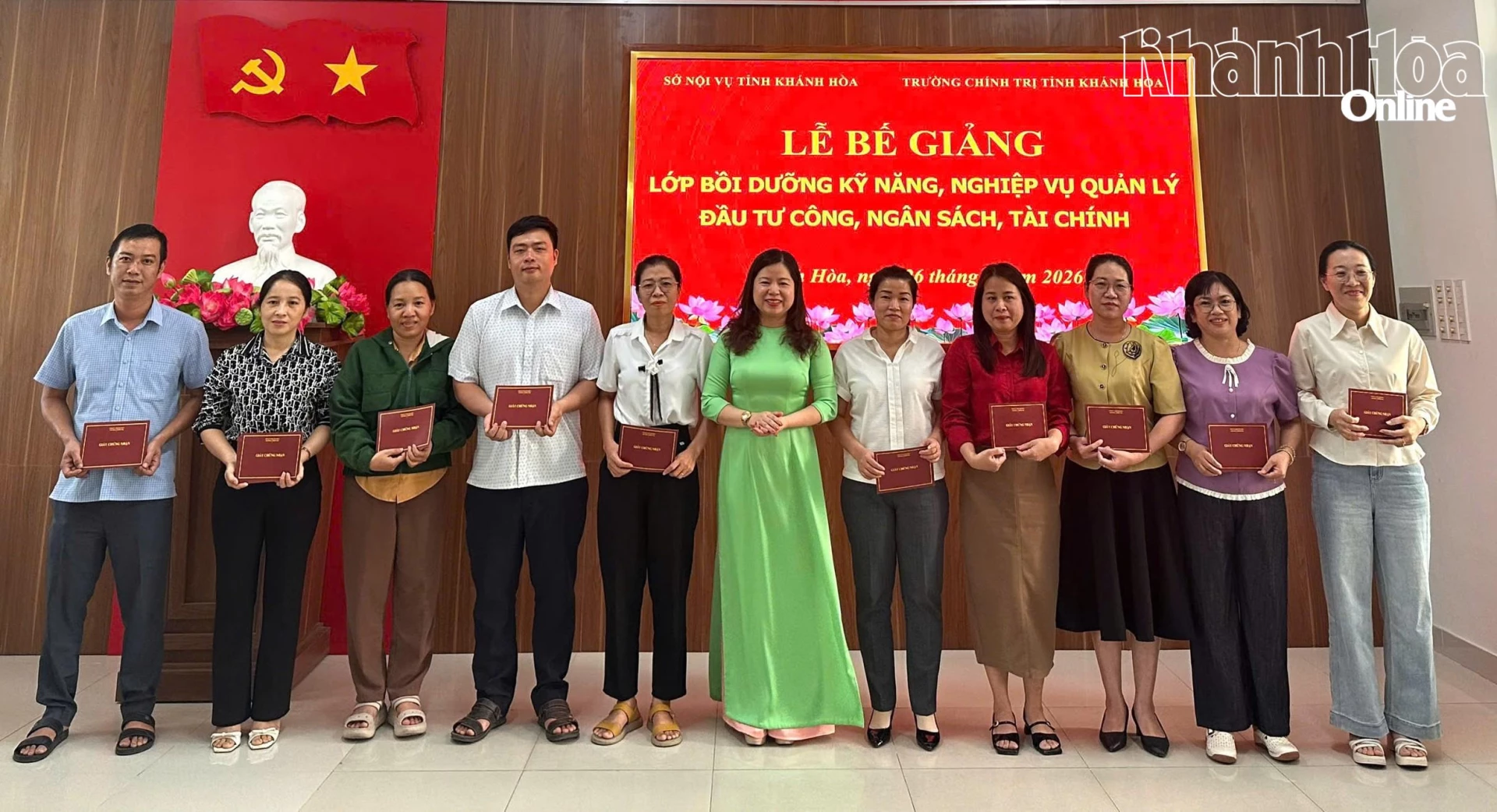 Lãnh đạo Trường Chính trị tỉnh trao giấy chứng nhận hoàn thành chương trình bồi dưỡng cho các học viên. 