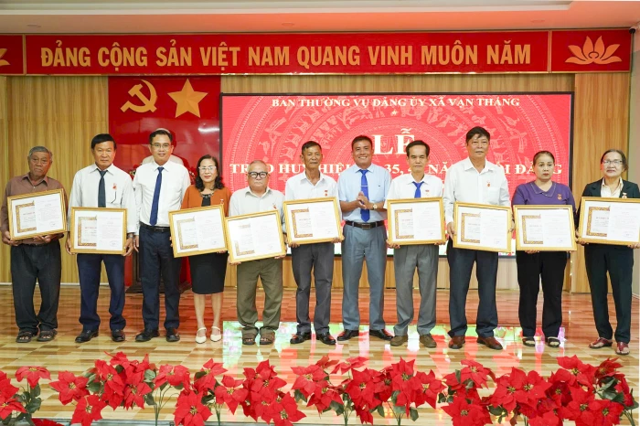 Đảng ủy xã Vạn Thắng trao Huy hiệu Đảng cho 13 đảng viên