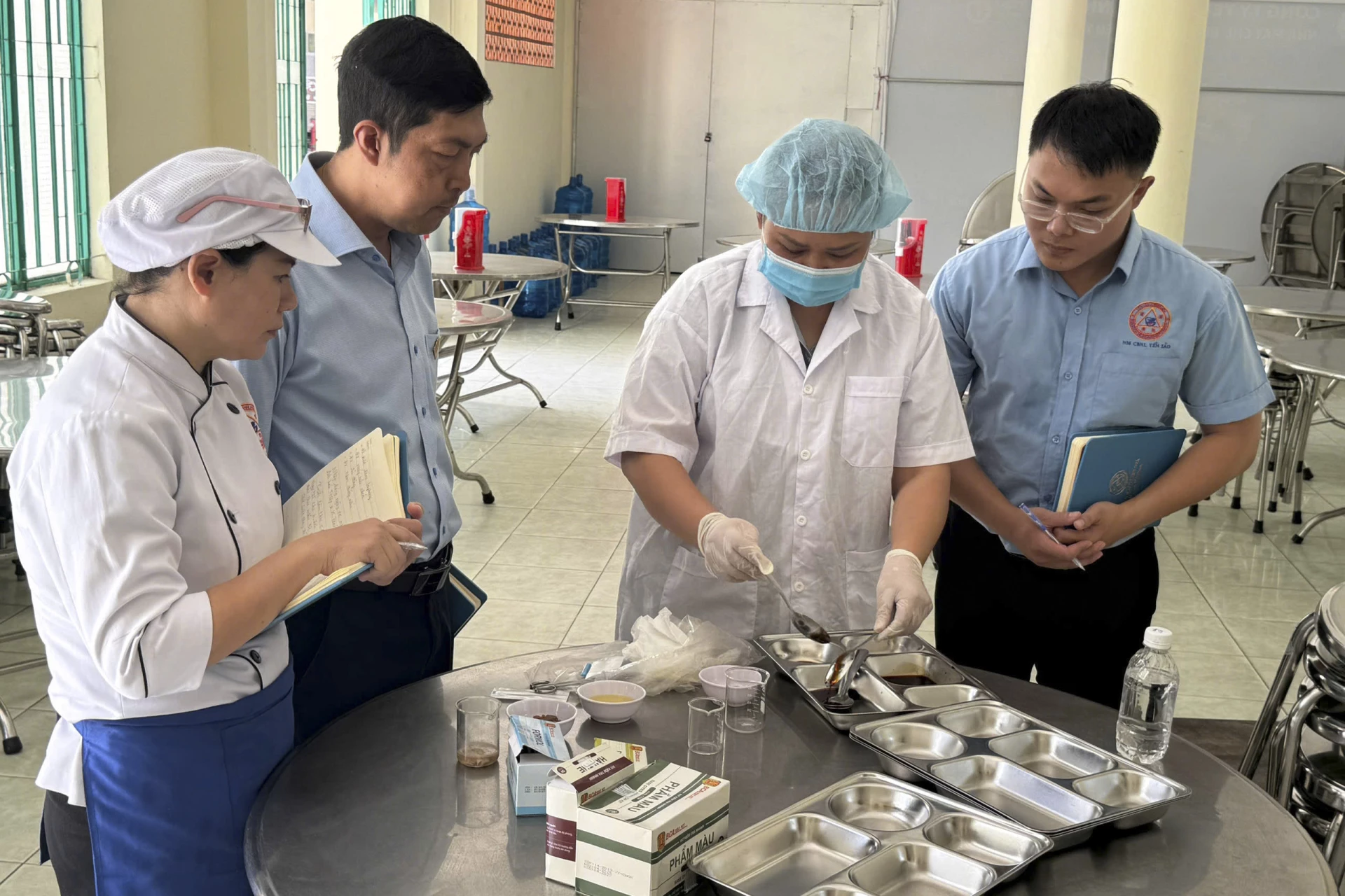 Kiểm soát an toàn thực phẩm tại bếp ăn tập thể - Báo Khánh Hòa điện tử