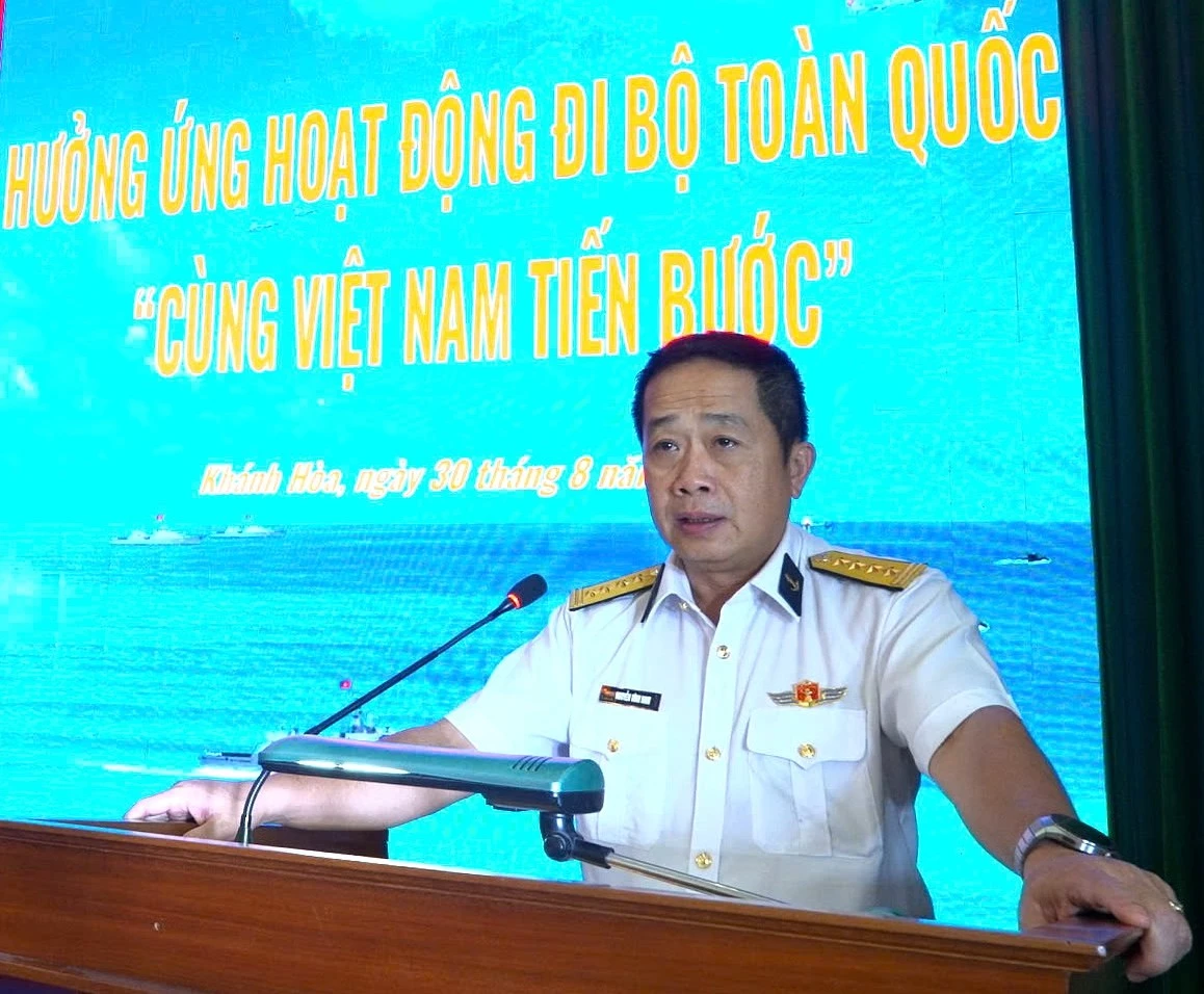 Đại tá Nguyễn Vĩnh Nam, Phó Tư lệnh Vùng 4 Hải quân phát biểu động viên cán bộ, chiến sĩ trước khi tham gia hoạt động đi bộ toàn quốc Cùng Việt Nam tiến bước..jpg
