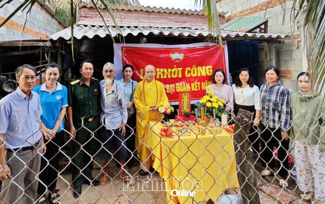 Các đại biểu chụp hình lưu niệm cùng gia đình ông Đặng Văn Cư.