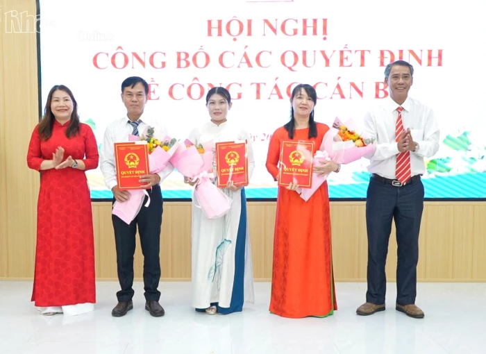 Xã Diên Lạc công bố các quyết định về công tác cán bộ và thành lập trường học