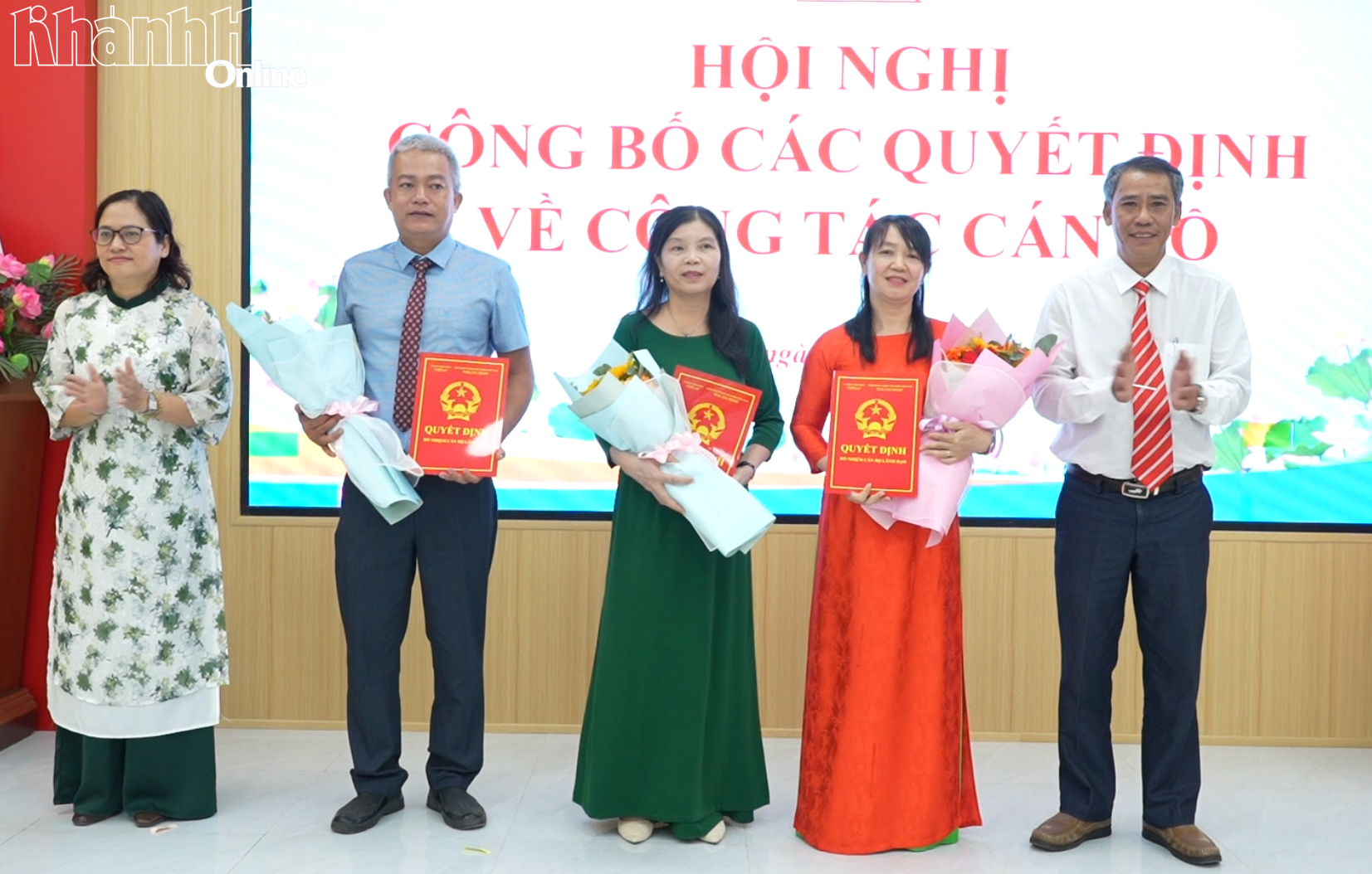 Lãnh đạo xã Diên Lạc trao quyết định Hiệu trưởng và Phó Hiệu trưởng Trường Tiểu học Diên Lạc.