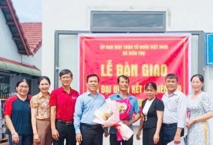 Bàn giao nhà Đại đoàn kết cho hộ khó khăn ở Diên Thọ
