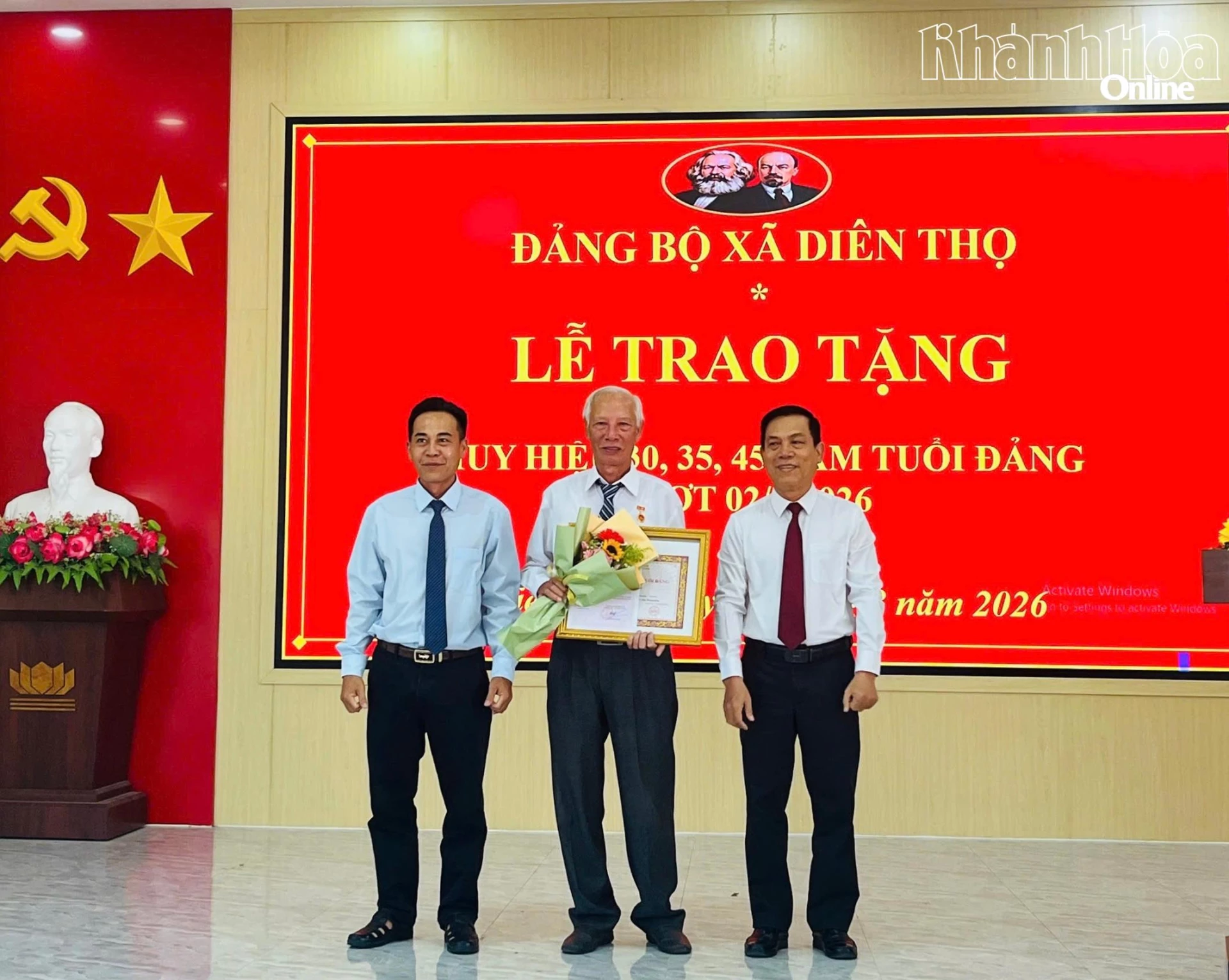 Lãnh đạo Đảng ủy xã Diên Thọ trao Huy hiệu Đảng 45 năm cho 1 đồng chí.