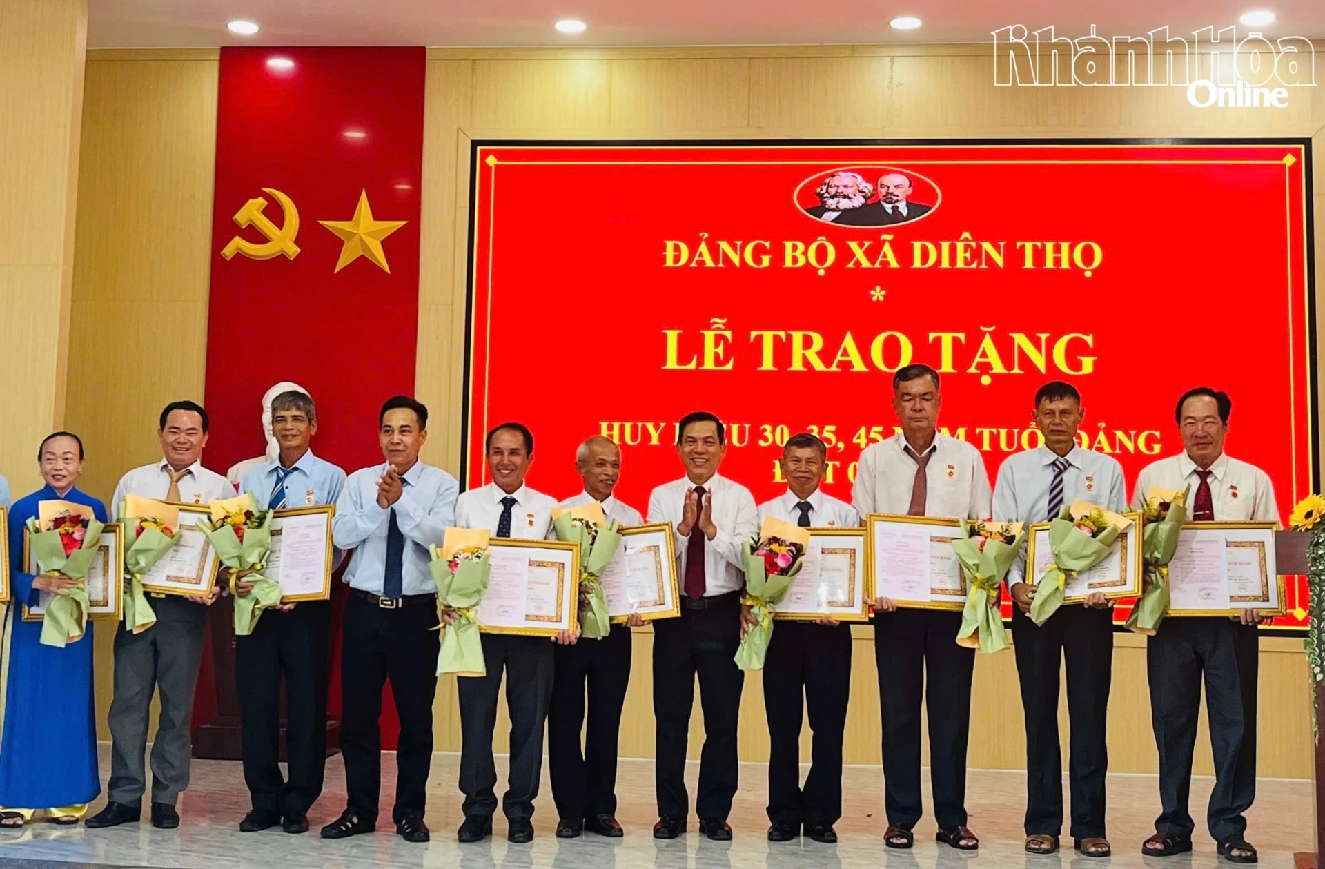 Các đồng chí có tuổi Đảng 35 năm được lãnh đạo Đảng uỷ xã Diên Thọ  trao tặng Huy hiệu Đảng 35 năm.