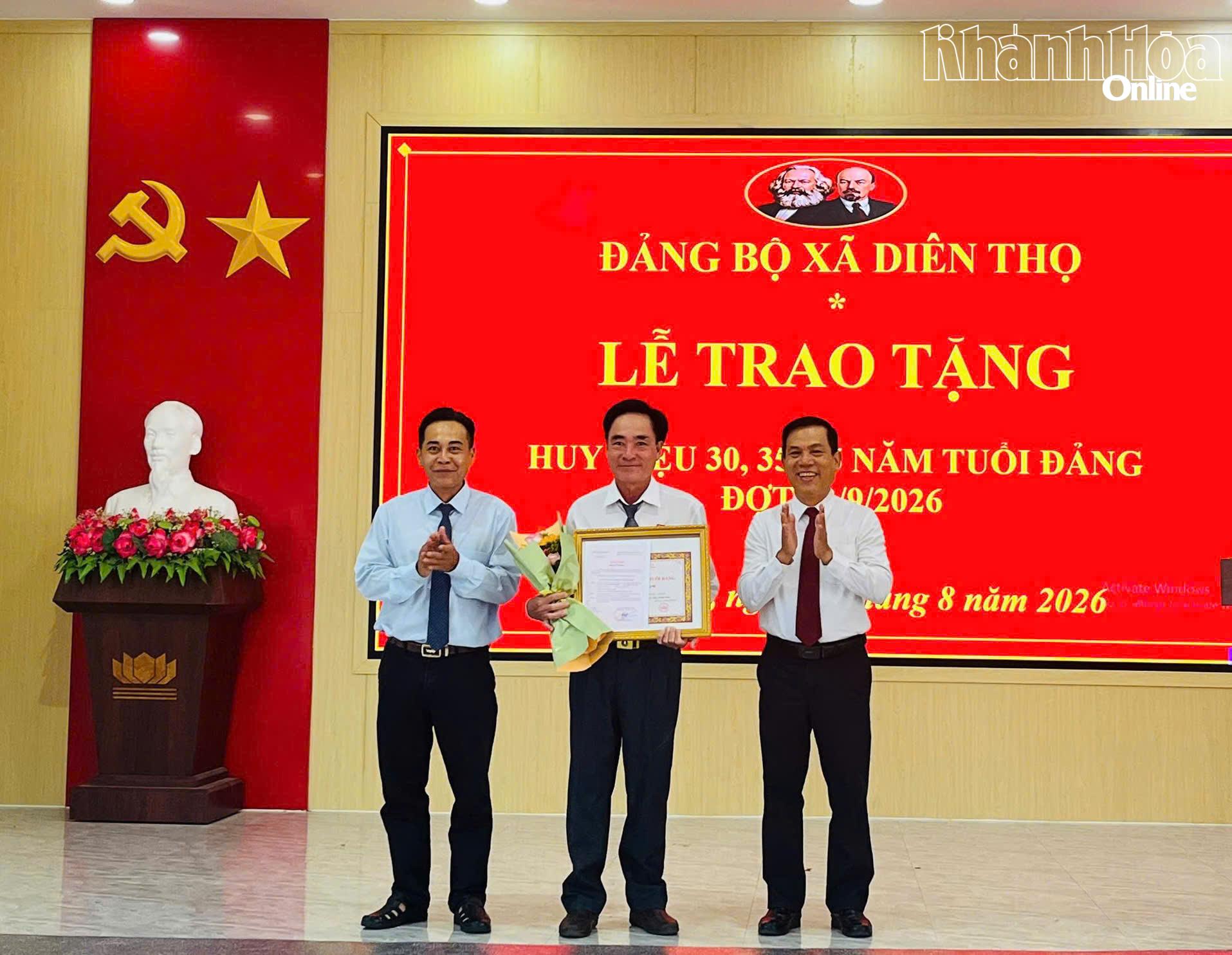 Lãnh đạo Đảng ủy xã Diên Thọ trao Huy hiệu Đảng 30 năm cho 1 đồng chí.