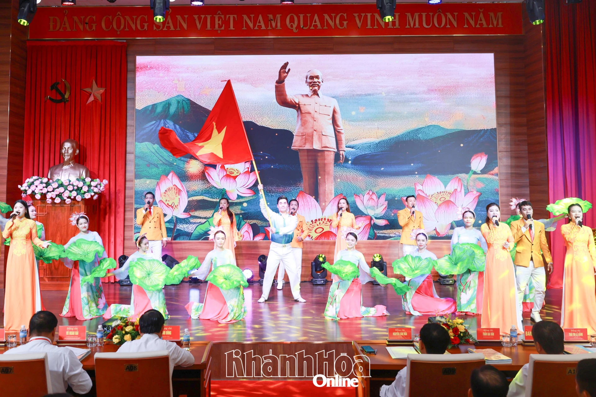 Diễn viên, ca sĩ Nhà hát Nghệ thuật truyền thống tỉnh biểu diễn ca khúc ca ngợi Chủ tịch Hồ Chí Minh