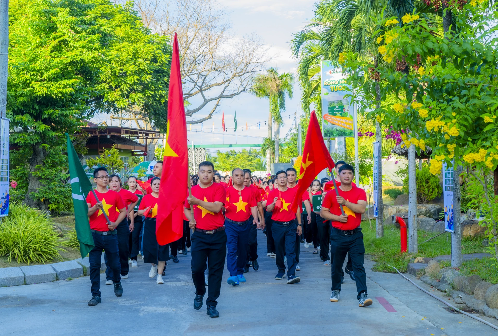 Cán bộ, nhân viên DT GROUP diễu hành mừng Quốc khánh 2-9.
