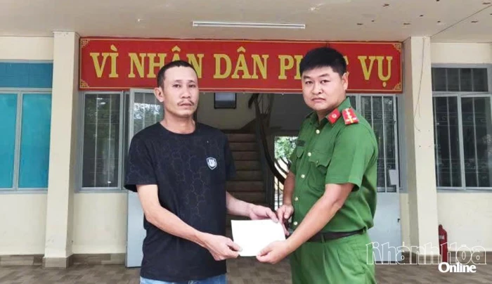 Công an xã Diên Khánh hỗ trợ người dân nhận lại 20 triệu đồng chuyển nhầm