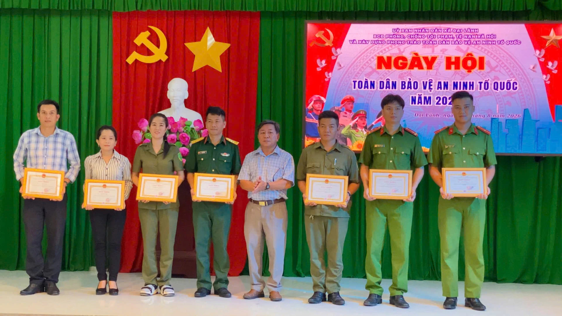 Lãnh đạo xã Đại lãnh trao thưởng cho cá nhân có thành tích xuất sắc.