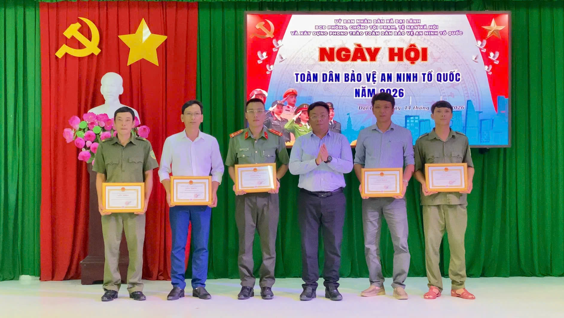 Lãnh đạo xã Đại lãnh trao thưởng cho tập thể có thành tích xuất sắc.