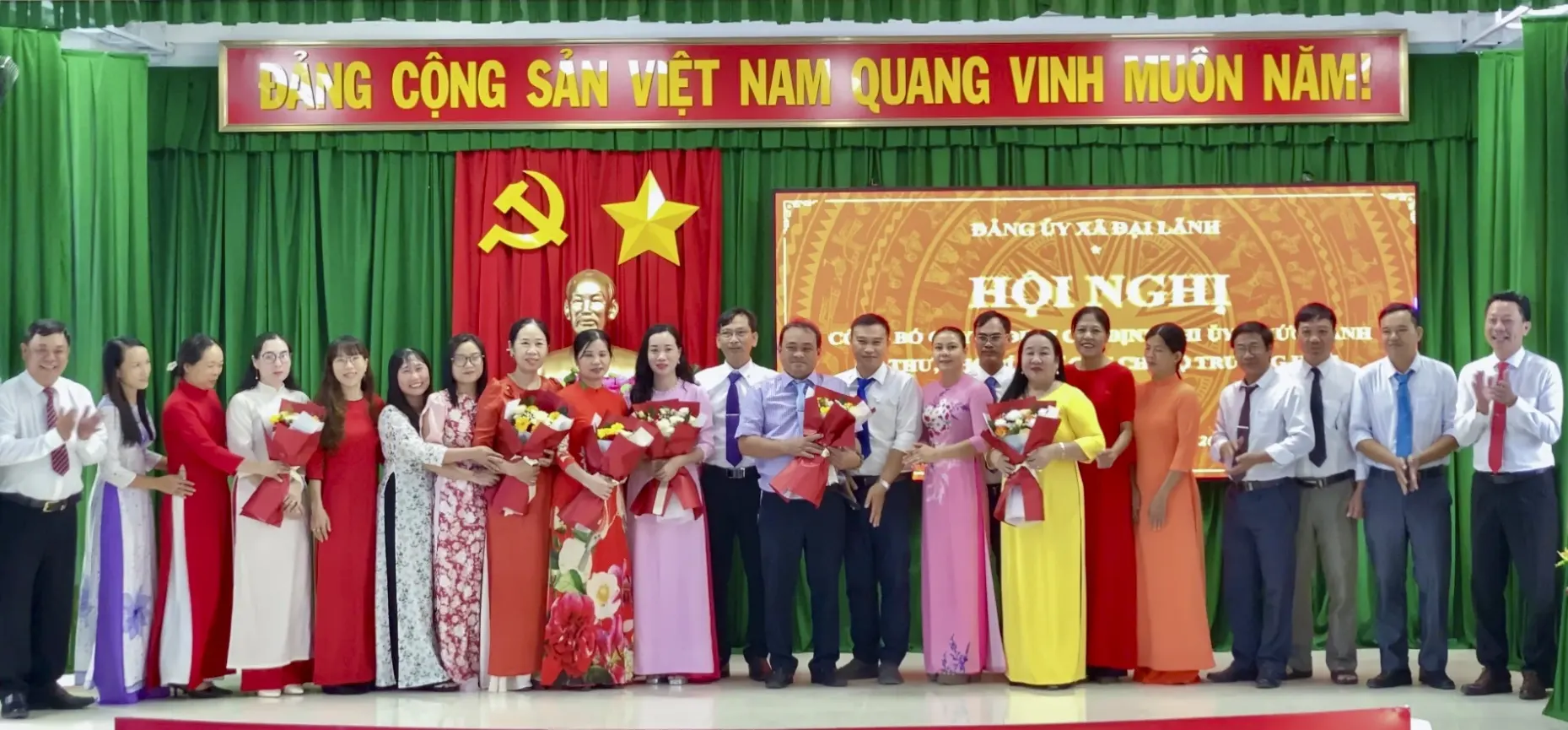 Đảng ủy xã tặng hoa đại diện cấp ủy các chi bộ trước sáp nhập các cơ sở giáo dục.