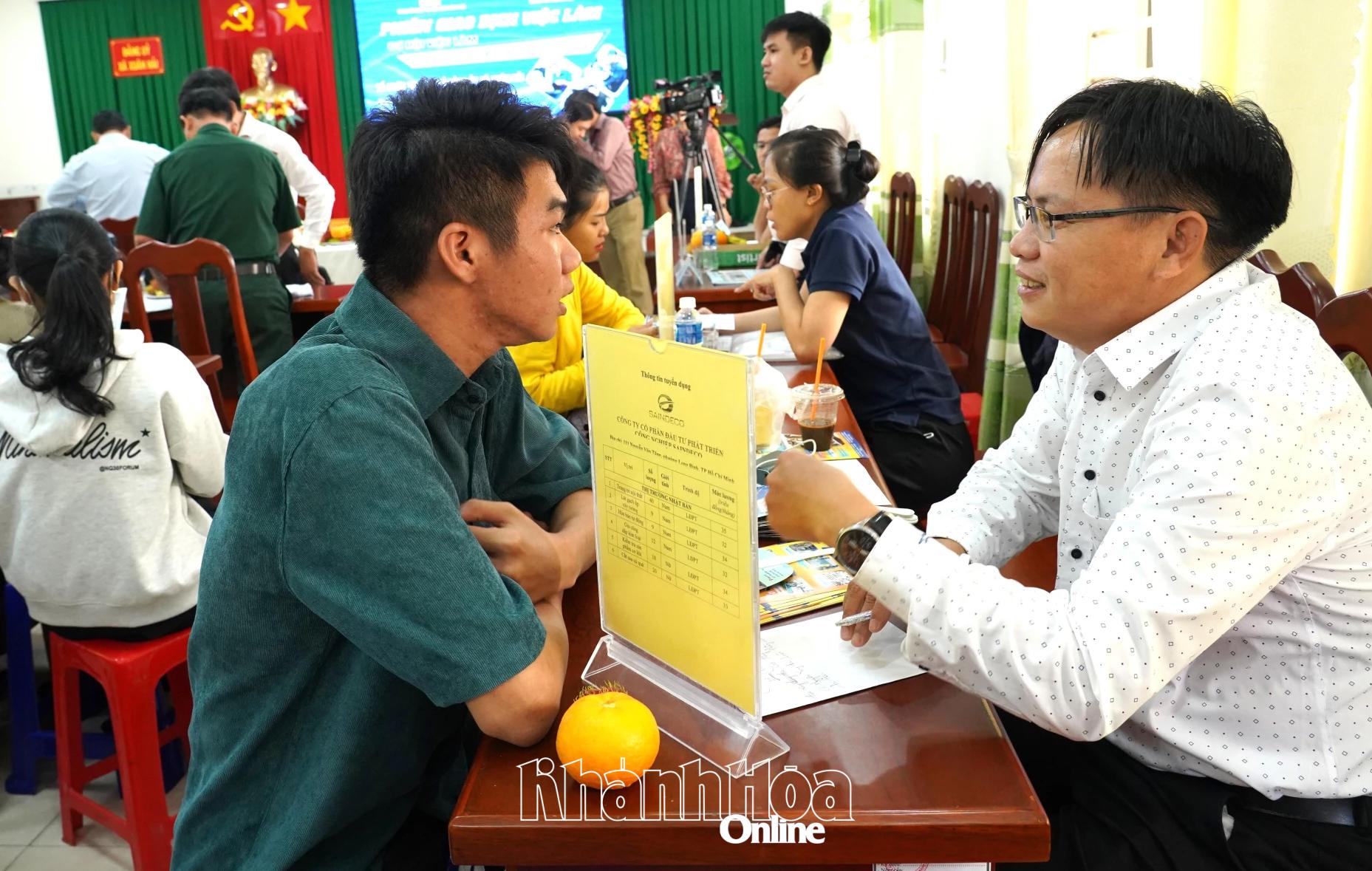 Đại diện doanh nghiệp tư vấn cho người lao động về vị trí việc làm.