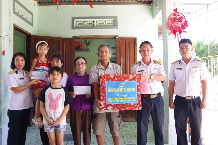Lữ đoàn 146 tặng quà cho con ngư dân trước năm học mới