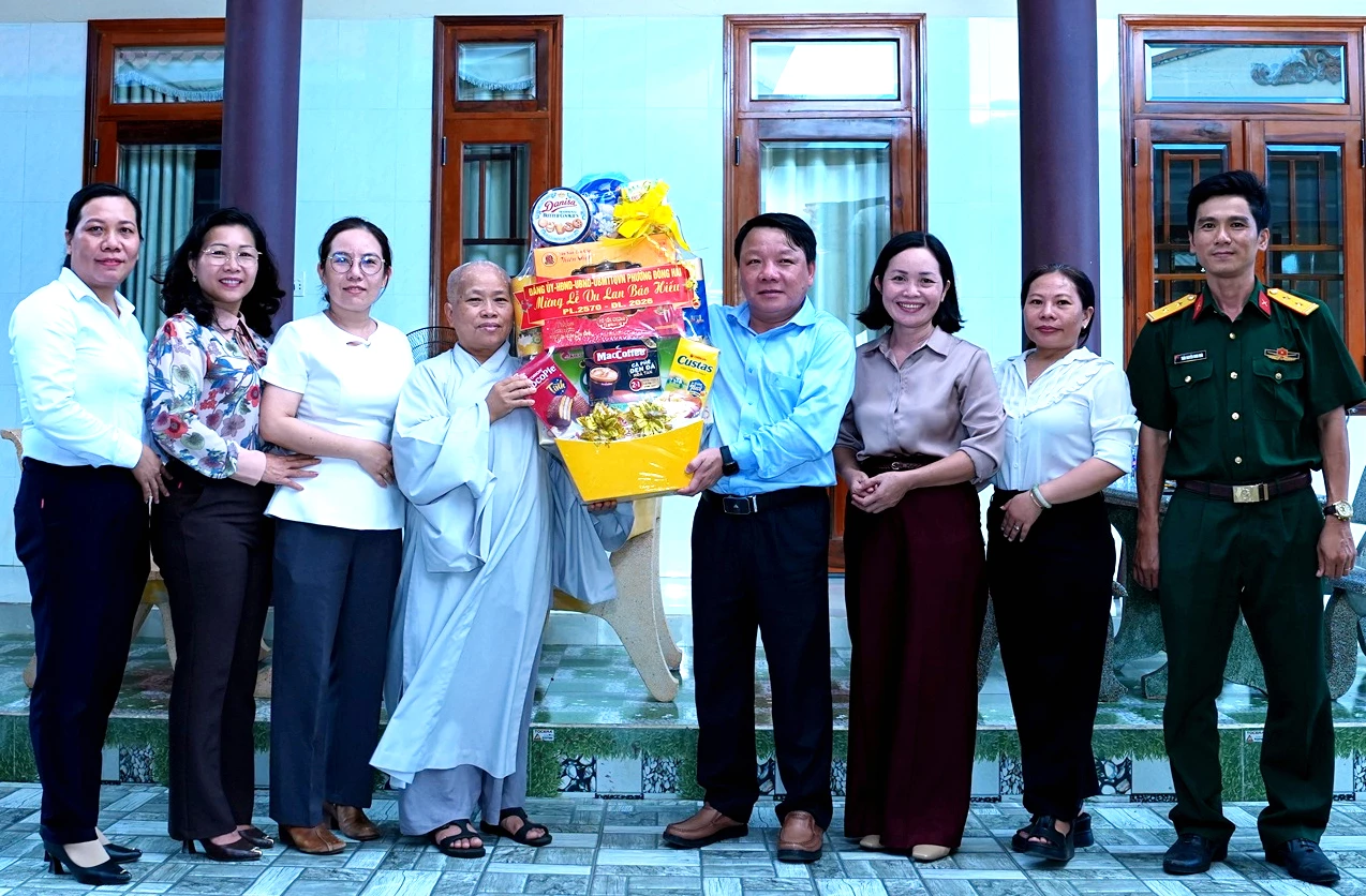 Đoàn đến thăm và tặng quà tại Chùa Hải Ấn.