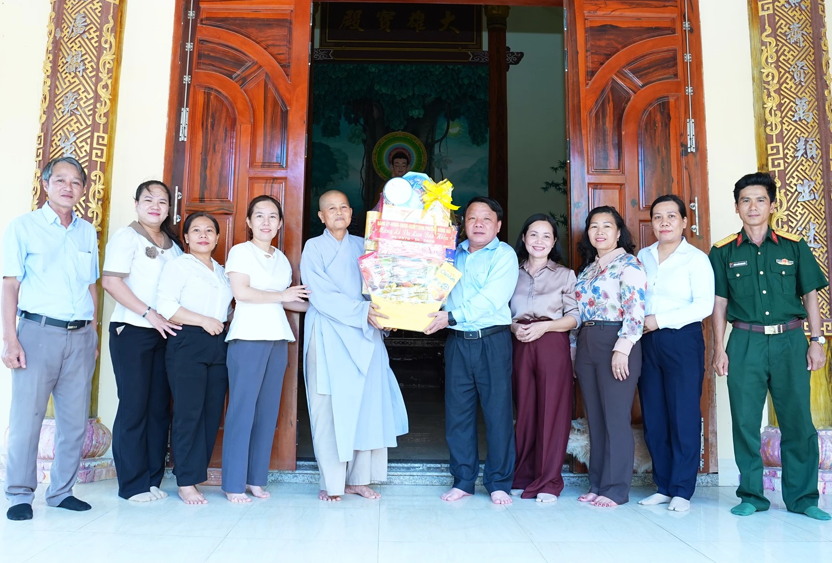 Đoàn đến thăm và tặng quà tại Chùa Tây Hồ.