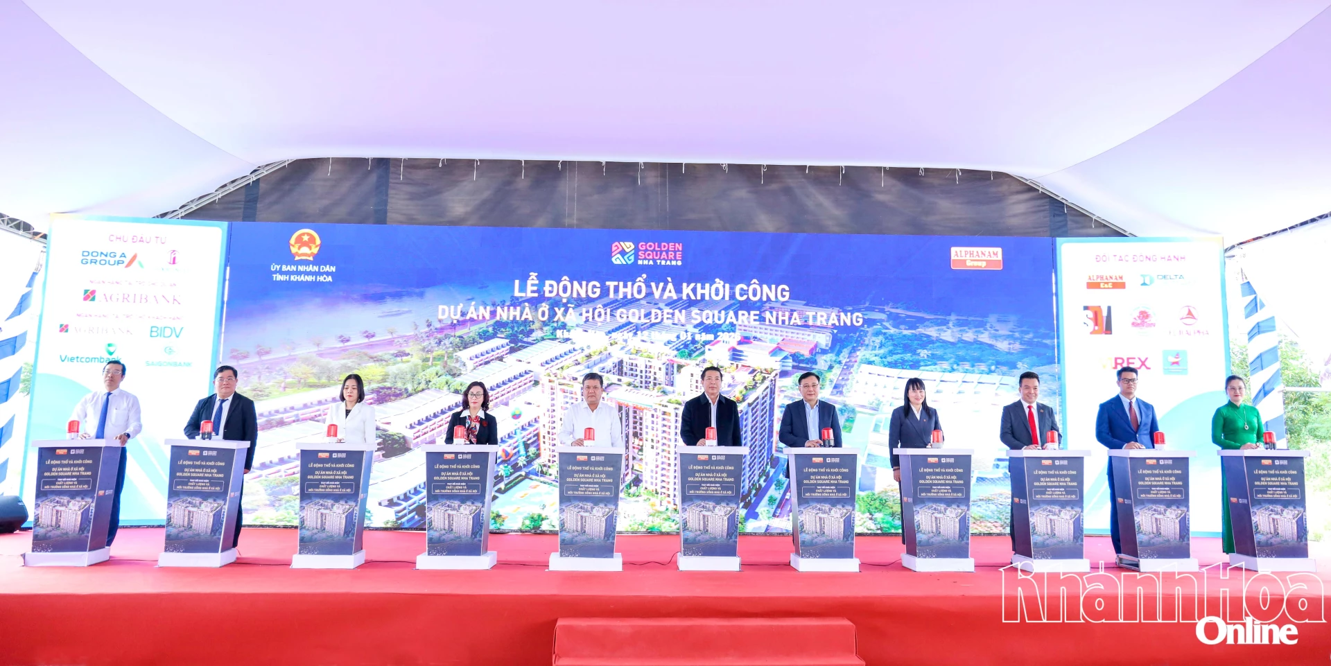 Đồng chí Bí thư Tỉnh ủy Trần Phong, Bộ trưởng Bộ Xây dựng Trần Hồng Minh cùng các đại biểu thực hiện nghi thức 
bấm nút khởi công Dự án Nhà ở xã hội CT-01 Khu đô thị An Bình Tân (phường Nam Nha Trang).