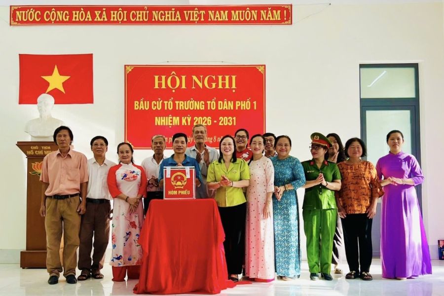 đồng chí Châu Thị Thanh Hà-TUV, Bí thư Đảng ủy, Chủ tịch HĐND phường dự khai mạc bầu cử Tổ trưởng Tổ dân phố 1.