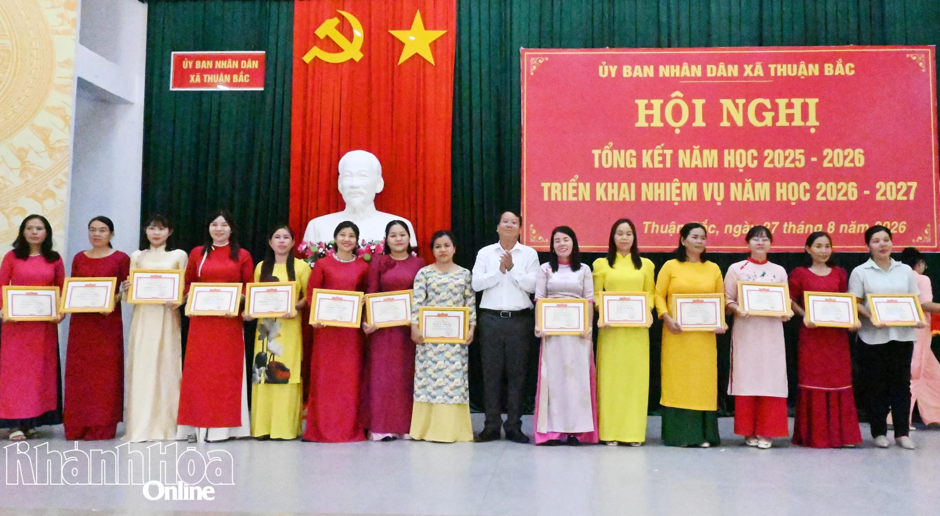 Lãnh đạo UBND xã Thuận Bắc trao giấy khen cho các cá nhân có thành tích xuất sắc.