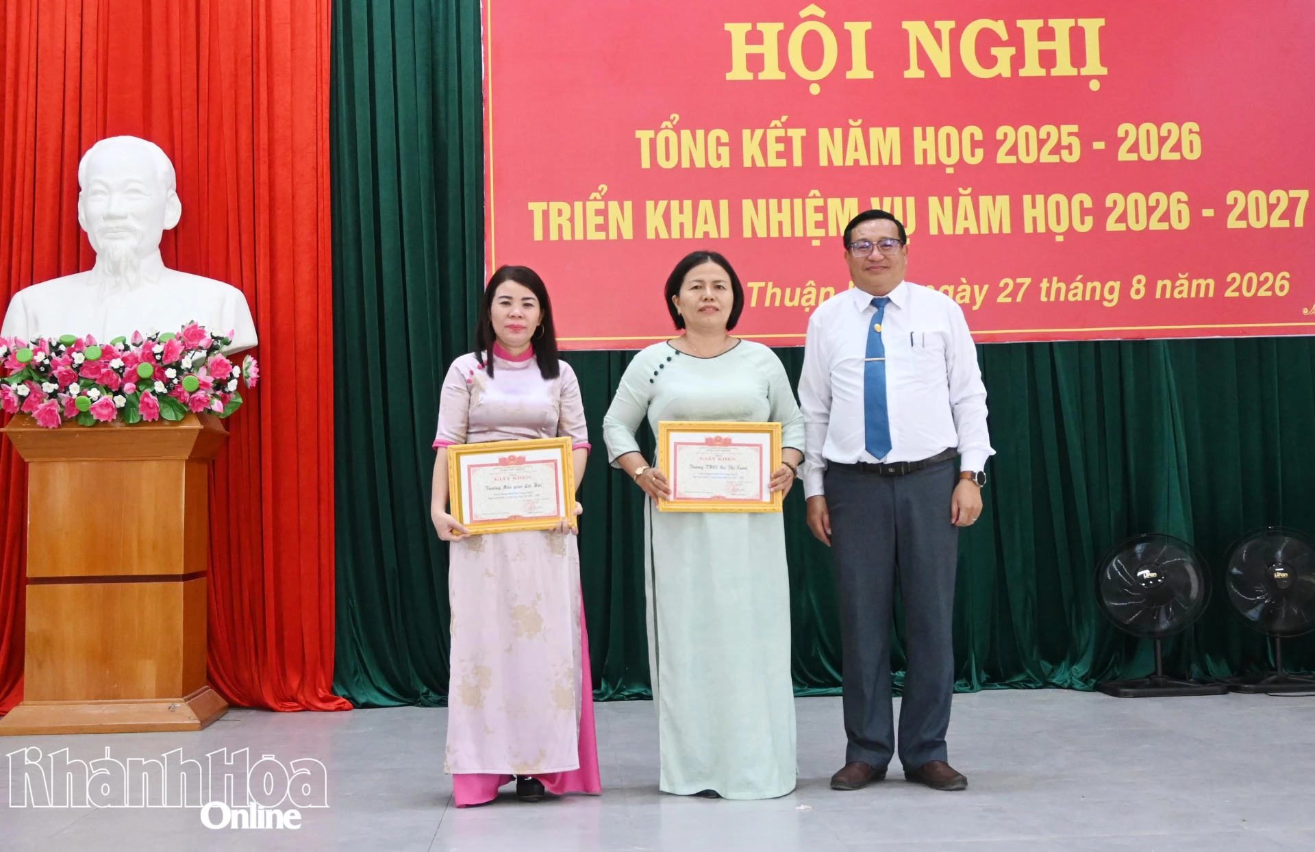 Thường trực Đảng ủy xã Thuận Bắc trao giấy khen cho 2 tập thể có thành tích xuất sắc.