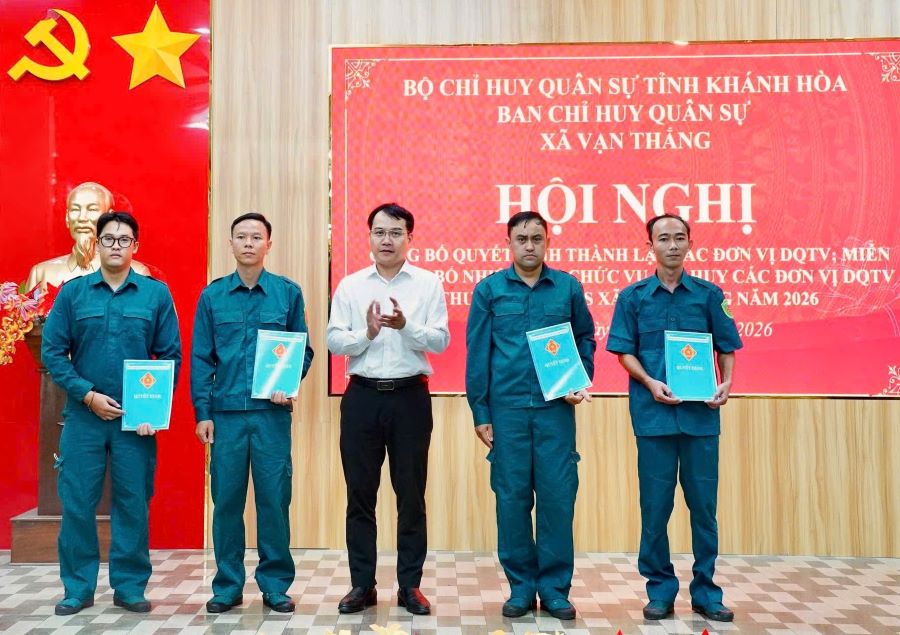 đồng chí Mai Hữu Bảo Huy- Bí thư Đảng ủy xã Vạn Thắng trao quyết định bổ nhiệm chỉ huy các đội tự vệ cơ quan.