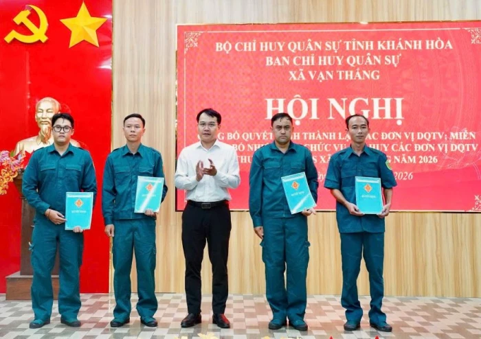 Xã Vạn Thắng công bố quyết định thành lập mới 4 tiểu đội tự vệ