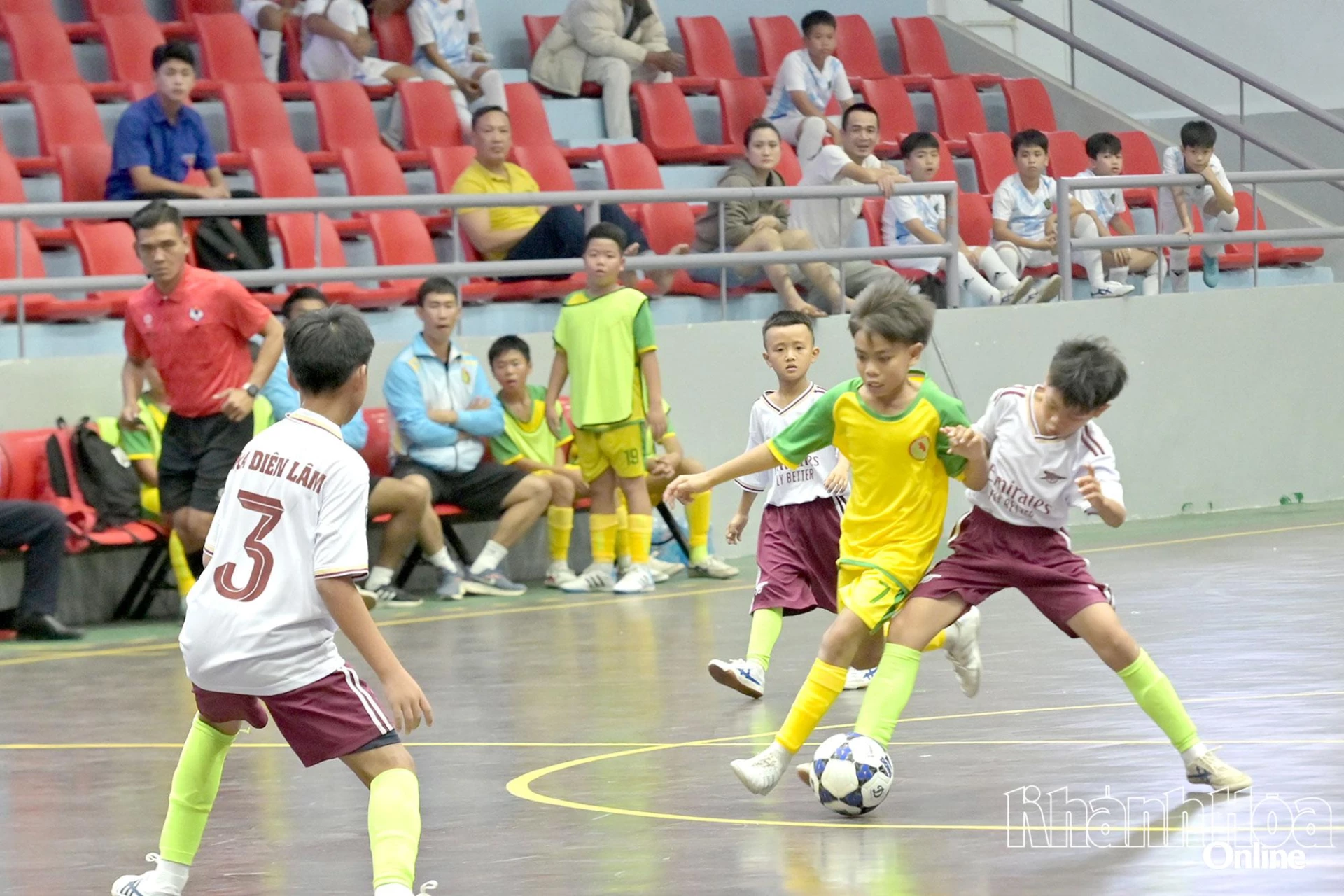 Các cầu thủ thi đấu môn bóng đá lứa tuổi 11 tỉnh.