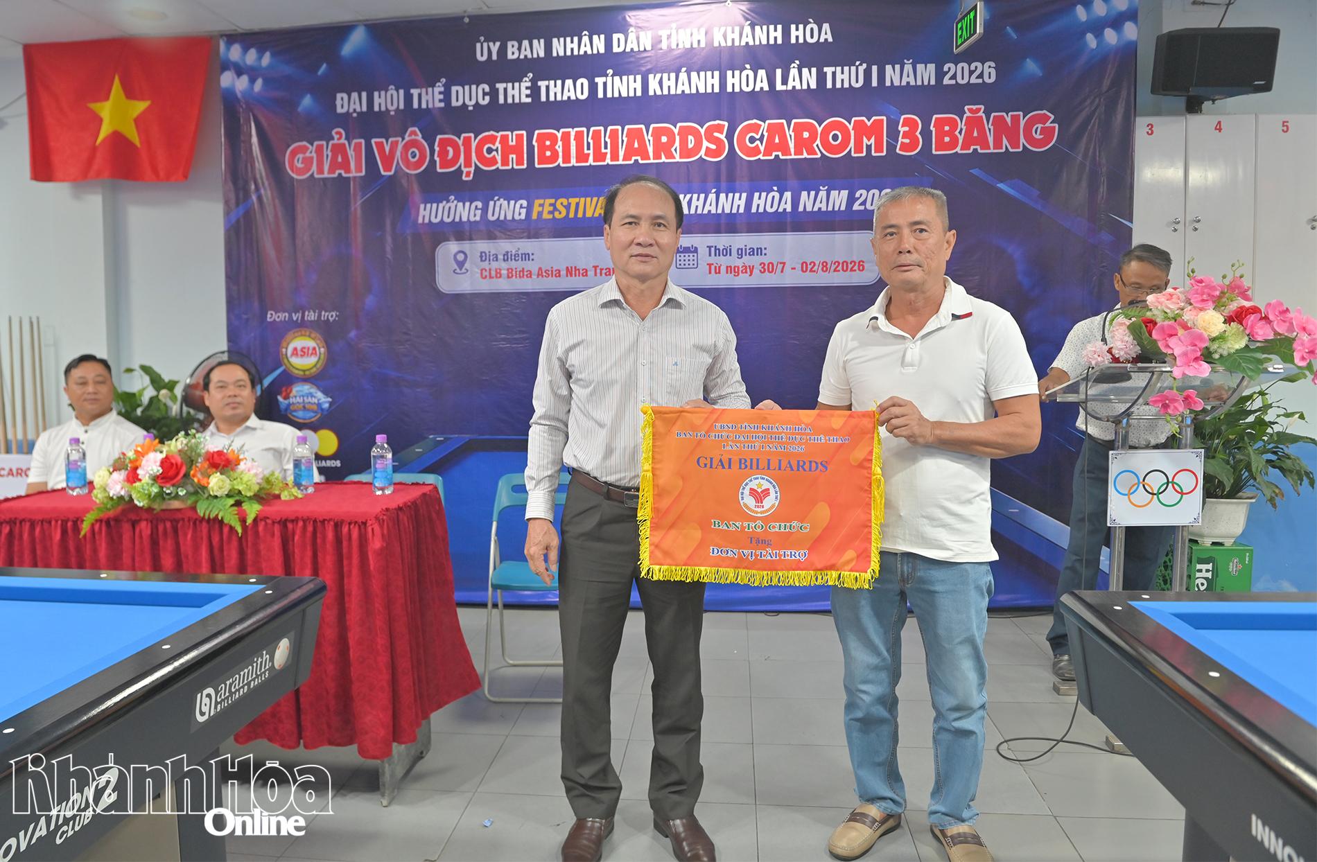 Ông Nguyễn Tuấn Thanh-Phó Giám đốc Sở Văn hóa, Thể thao và Du lịch trao tặng cờ lưu niệm cho nhà tài trợ Câu lạc bộ Billiards ASIA.